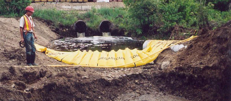 Cofferdam flessibile Water-Gate © con funzione di bacino di raccolta con drenaggio del troppo pieno tramite conduttura.