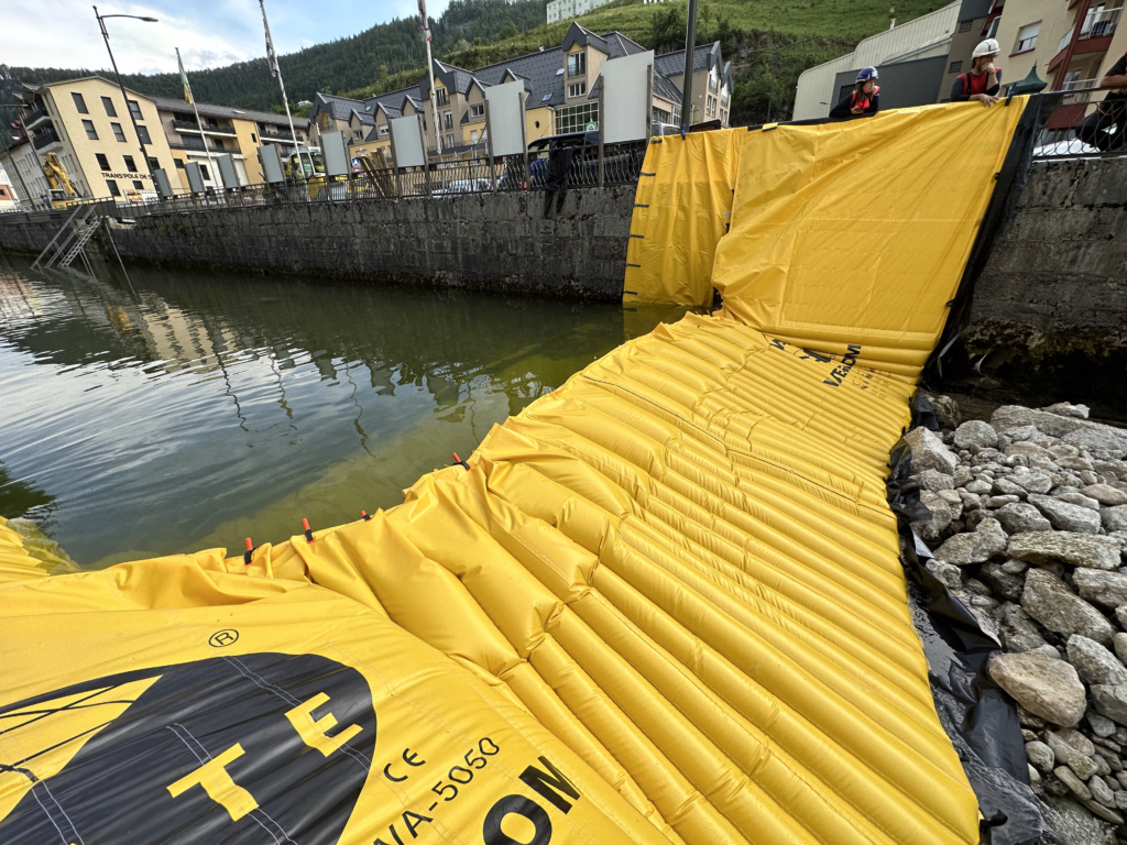 Charnière batardeau souple Water-Gate avec bavette anti-minage et point de blocage sur fond rocheux